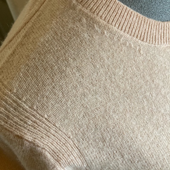 Banana republic pale peach sweater, size small - Picture 4 of 5